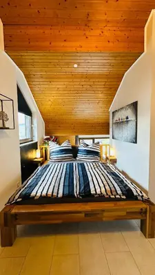 Ein Bett oder Betten in einem Zimmer der Unterkunft HTS Mosel Apartment Wanderlust Bernkastel Andel