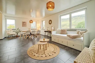 Ein Bett oder Betten in einem Zimmer der Unterkunft DTV-zertifiziertes 5-Sterne-Ferienhaus an der Mosel mit Garten, Weinbergblick & Privatparkplatz - BG Living & Hosting