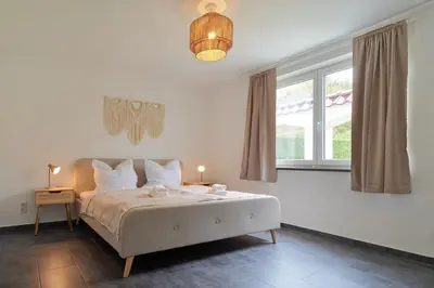 Ein Bett oder Betten in einem Zimmer der Unterkunft DTV-zertifiziertes 5-Sterne-Ferienhaus an der Mosel mit Garten, Weinbergblick & Privatparkplatz - BG Living & Hosting
