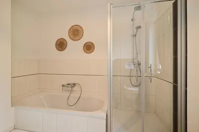 Ein Badezimmer in der Unterkunft DTV-zertifiziertes 5-Sterne-Ferienhaus an der Mosel mit Garten, Weinbergblick & Privatparkplatz - BG Living & Hosting