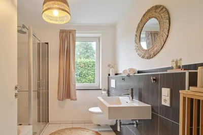 Ein Badezimmer in der Unterkunft DTV-zertifiziertes 5-Sterne-Ferienhaus an der Mosel mit Garten, Weinbergblick & Privatparkplatz - BG Living & Hosting