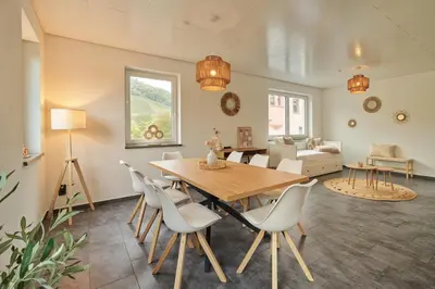 Ein Sitzbereich in der Unterkunft DTV-zertifiziertes 5-Sterne-Ferienhaus an der Mosel mit Garten, Weinbergblick & Privatparkplatz - BG Living & Hosting