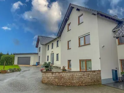 Das Gebäude in dem sich das Ferienhaus befindet