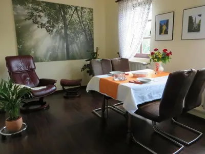 Ein Sitzbereich in der Unterkunft Ferienwohnung Wallgaesschen