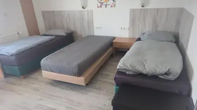 Ein Bett oder Betten in einem Zimmer der Unterkunft Gusenburg H 14 für bis 8 Personen Monteurwohnung