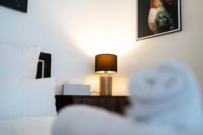 Ein Bett oder Betten in einem Zimmer der Unterkunft STAYDIA Zentrales Apartment nahe Münzplatz