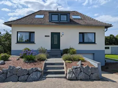 Das Gebäude in dem sich das Ferienhaus befindet