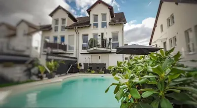 Der Swimmingpool an oder in der Nähe von Große Doppelhaushälfte mit Sauna, Pool & Garten