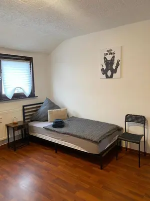 Ein Bett oder Betten in einem Zimmer der Unterkunft Ruhige Dachgeschosswohnung in Nickenich