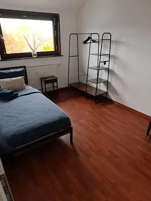 Ein Bett oder Betten in einem Zimmer der Unterkunft Ruhige Dachgeschosswohnung in Nickenich