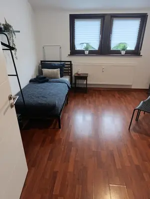 Ein Bett oder Betten in einem Zimmer der Unterkunft Ruhige Dachgeschosswohnung in Nickenich