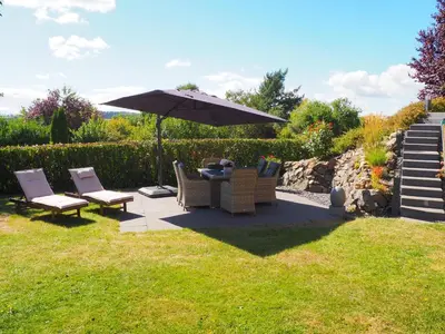 Ein Garten an der Unterkunft Am Waldrand