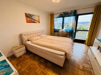 Ein Bett oder Betten in einem Zimmer der Unterkunft Spacious 72 sqm Moselblick apartment & top connection