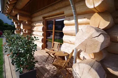 Ein Sitzbereich in der Unterkunft Blockhaus Eifelstern