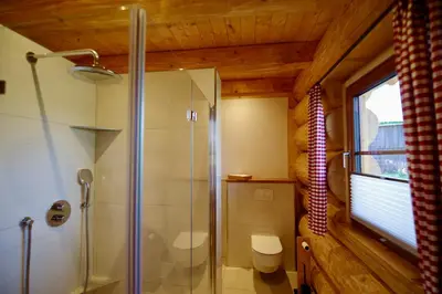 Ein Badezimmer in der Unterkunft Blockhaus Eifelstern