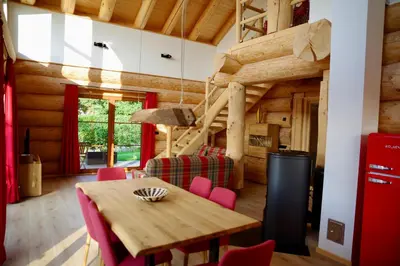 Ein Sitzbereich in der Unterkunft Blockhaus Eifelstern