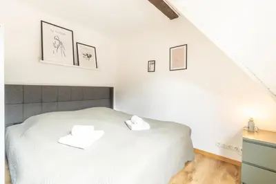 Ein Bett oder Betten in einem Zimmer der Unterkunft Großzügige DG-Wohnung Moselblick
