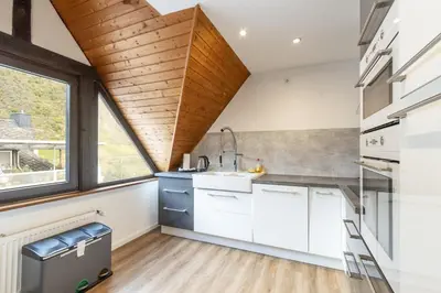 Küche/Küchenzeile in der Unterkunft Großzügige DG-Wohnung Moselblick