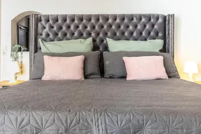 Ein Bett oder Betten in einem Zimmer der Unterkunft Wunderschöne Ferienwohnung direkt am Rhein