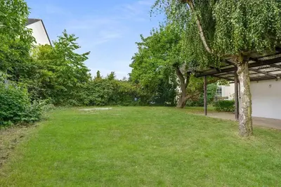 Ein Garten an der Unterkunft Moderne Traumwohnung mit Traumgarten