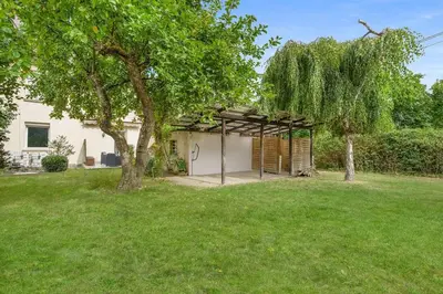 Ein Garten an der Unterkunft Moderne Traumwohnung mit Traumgarten