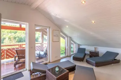 Ein Sitzbereich in der Unterkunft Luxus-Wellness-Haus am Waldsee