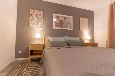 Ein Bett oder Betten in einem Zimmer der Unterkunft Spacious apartment with garden