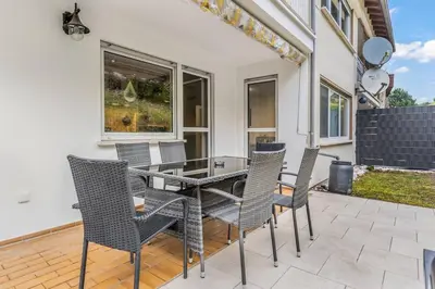 Ein Balkon oder eine Terrasse in der Unterkunft Spacious apartment with garden