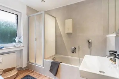 Ein Badezimmer in der Unterkunft Spacious apartment with garden