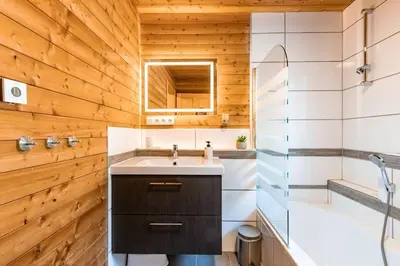 Ein Badezimmer in der Unterkunft Wellness Lakehouse mit Sauna, Whirlpool in der Natur