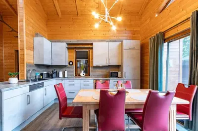 Küche/Küchenzeile in der Unterkunft Wellness Lakehouse mit Sauna, Whirlpool in der Natur