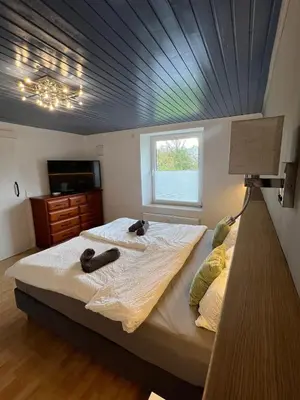 Ein Bett oder Betten in einem Zimmer der Unterkunft Little Rose - modern, central, near train station, WiFi & parking nearby