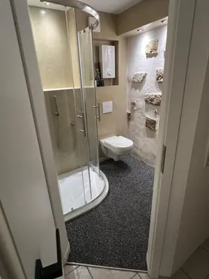 Ein Badezimmer in der Unterkunft Little Rose - modern, central, near train station, WiFi & parking nearby