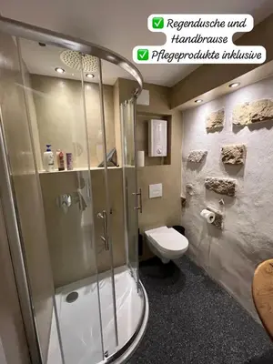 Ein Badezimmer in der Unterkunft Little Rose - modern, central, near train station, WiFi & parking nearby