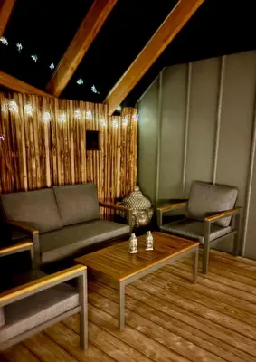Ein Sitzbereich in der Unterkunft Ferienwohnung am Kräutergarten im Hunsrück 50qm