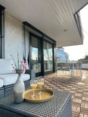 Ein Balkon oder eine Terrasse in der Unterkunft Luxury Wellness Villa mit Schlossblick - Sauna & Whirlpool