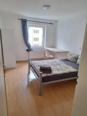 Ein Bett oder Betten in einem Zimmer der Unterkunft Middle privat Room 5 min walk from Railstation