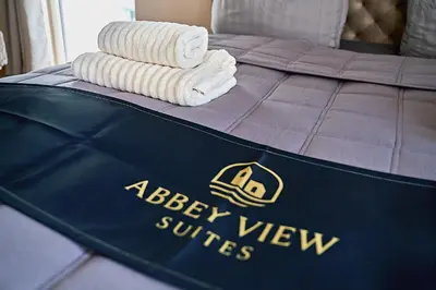 Ein Bett oder Betten in einem Zimmer der Unterkunft Abbey View Suites