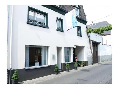 Das Gebäude in dem sich das Ferienhaus befindet