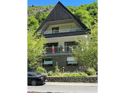 Das Gebäude in dem sich das Ferienhaus befindet