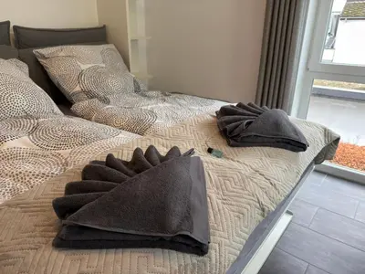 Ein Bett oder Betten in einem Zimmer der Unterkunft FeWoMo Panorama Loft, Mosel Promenade Cochem ,Moselblick, Burgblick, barrierefrei, bis 6 Personen