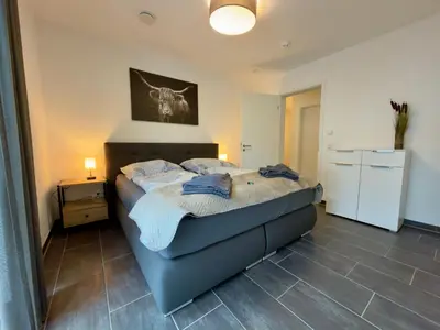 Ein Bett oder Betten in einem Zimmer der Unterkunft FeWoMo Panorama Loft, Mosel Promenade Cochem ,Moselblick, Burgblick, barrierefrei, bis 6 Personen