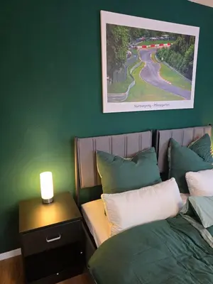 Ein Bett oder Betten in einem Zimmer der Unterkunft GreenHell Stays - Nürburgring