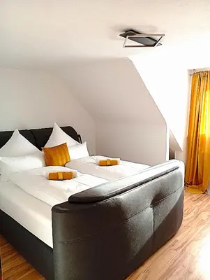 Ein Bett oder Betten in einem Zimmer der Unterkunft DANESSI Urlaub Business nahe Industriegebiet und Koblenz 2 OG