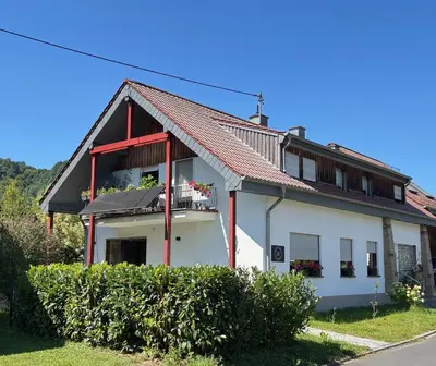 Das Gebäude in dem sich die Ferienwohnung befindet