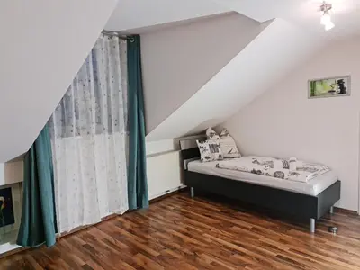 Ein Bett oder Betten in einem Zimmer der Unterkunft Citywohnung mit Schlafgalerie bis zu 6 Gäste direkt im Stadtzentrum Neuwied