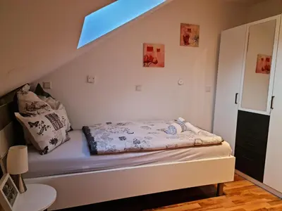 Ein Bett oder Betten in einem Zimmer der Unterkunft Citywohnung mit Schlafgalerie bis zu 6 Gäste direkt im Stadtzentrum Neuwied