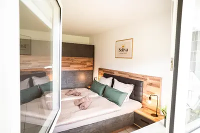 Ein Bett oder Betten in einem Zimmer der Unterkunft Moselzeit - Moderne Ferienwohnung mit Terrasse und Burgblick