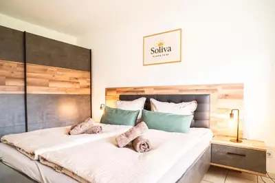 Ein Bett oder Betten in einem Zimmer der Unterkunft Moselzeit - Moderne Ferienwohnung mit Terrasse und Burgblick