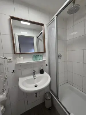 Ein Badezimmer in der Unterkunft Hotel Montag